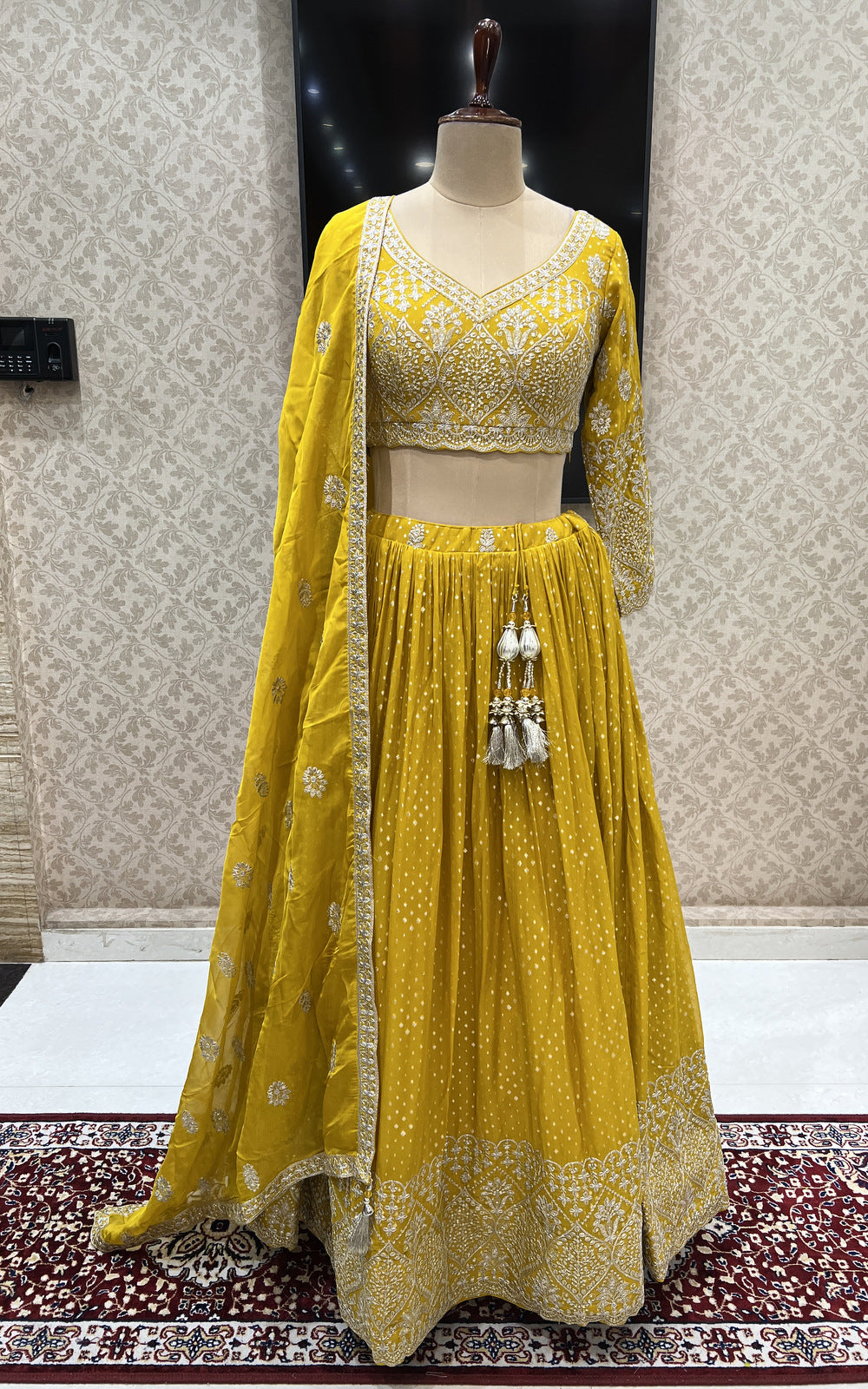 Urvashi Rautela dressed like bride, looks beautiful in Golden Lehenga -  परिणीति चोपड़ा के बाद उर्वशी रौतेला का ब्राइडल लुक वायरल, दीवाने हुए फैंस |  Jansatta